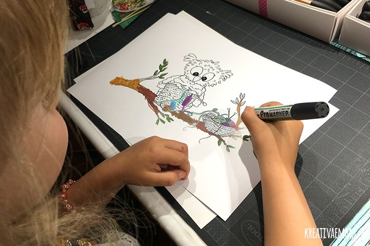barn färglägger uggla som stickar 
